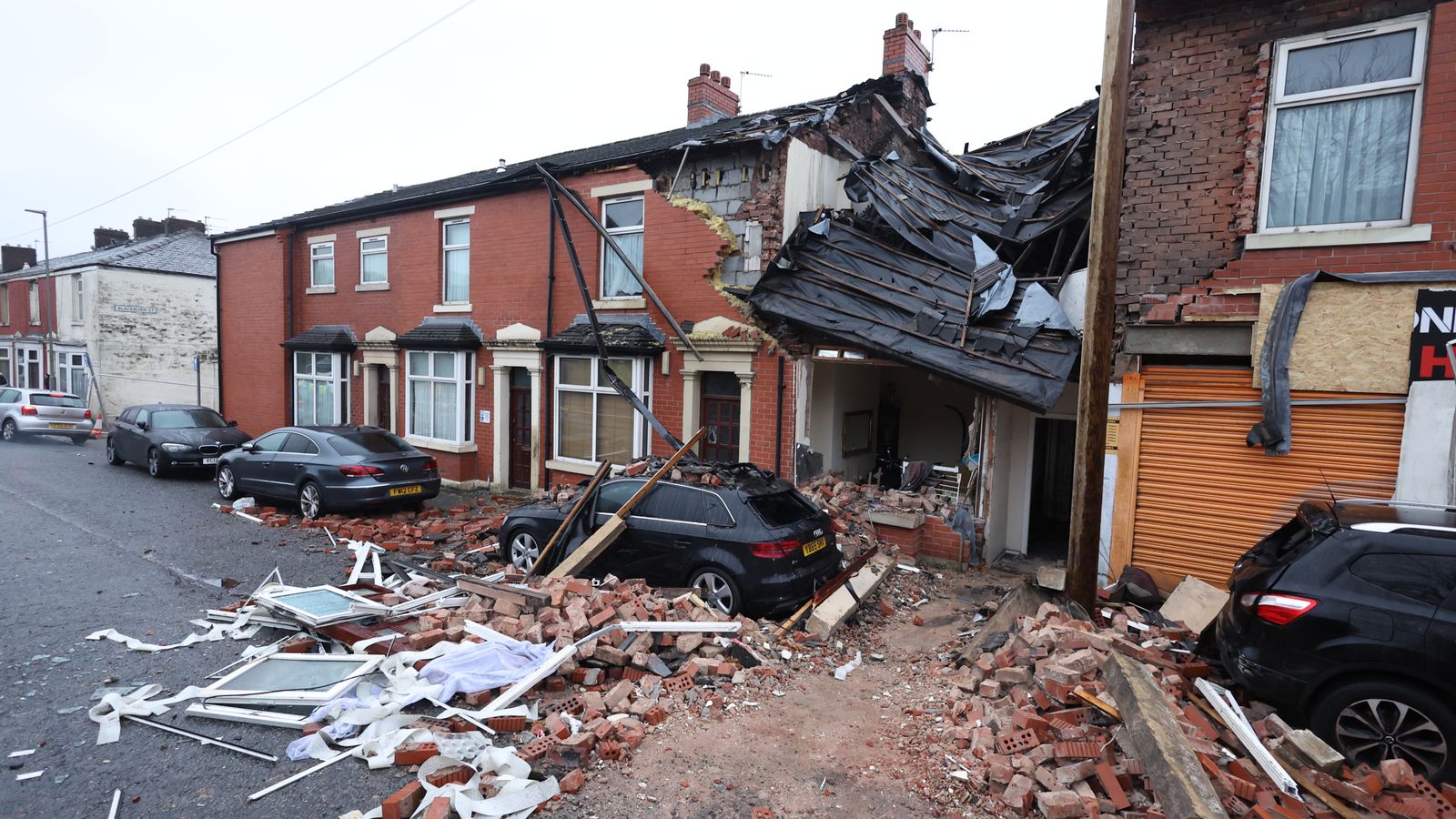 Експлозия в Блекбърн: Мъж изваден от развалините след къща, разрушена от газова експлозия