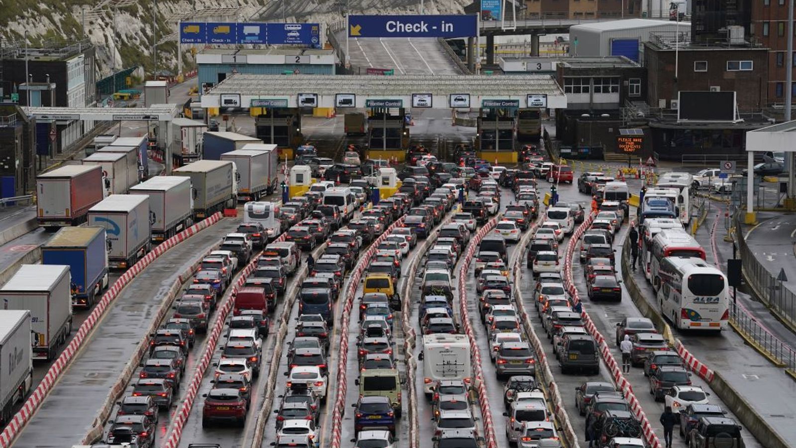 Christmas traffic: Long delays at Dover as Britons prepare to travel for festive break