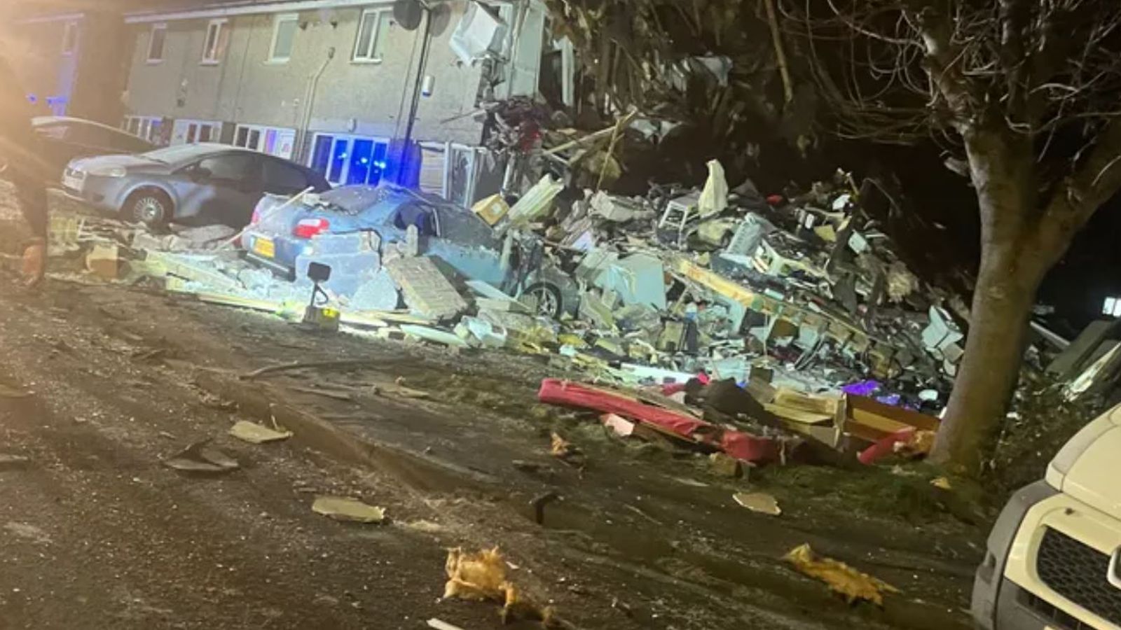 Единбург: Двама души бяха спасени след голяма експлозия в къща