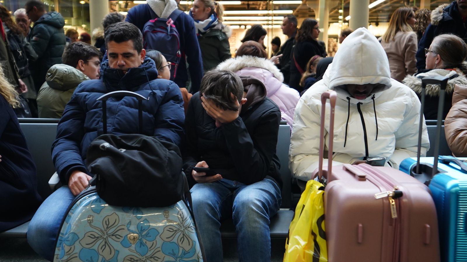 Eurostar предупреждава за повече закъснения, тъй като влаковете се възобновяват - докато други железопътни фирми също прогнозират „големи прекъсвания“