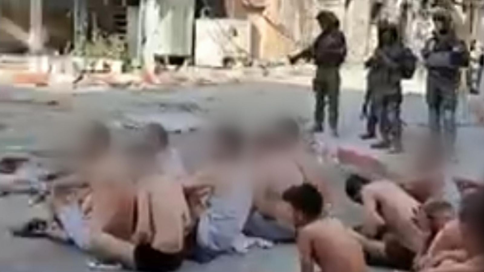 „Видеото ме наранява“, казва член на семейството на мъж от Газа, заснет да бъде задържан по бельо от IDF