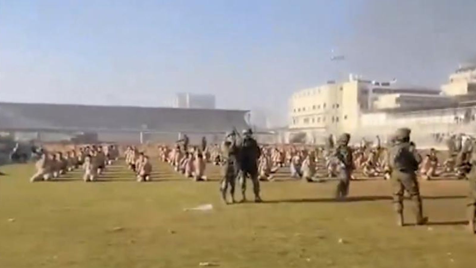 Израел-Хамас война: Изглежда, че видеото показва как войници на IDF събират полуголи мъже на стадиона в Газа