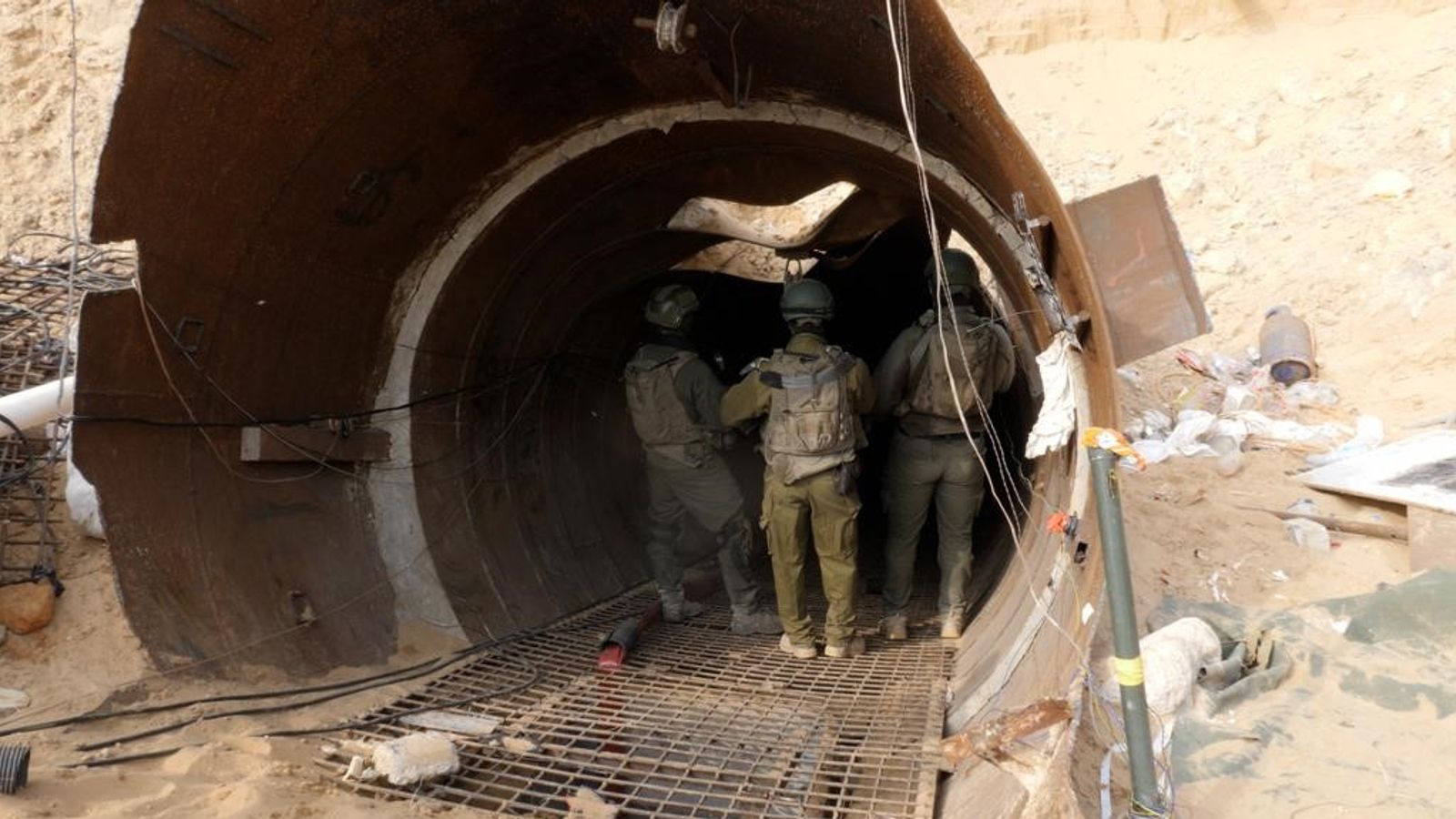 IDF показва на медиите тунел на Хамас, където дупките падат няколко метра по-дълбоко към други части на мрежата