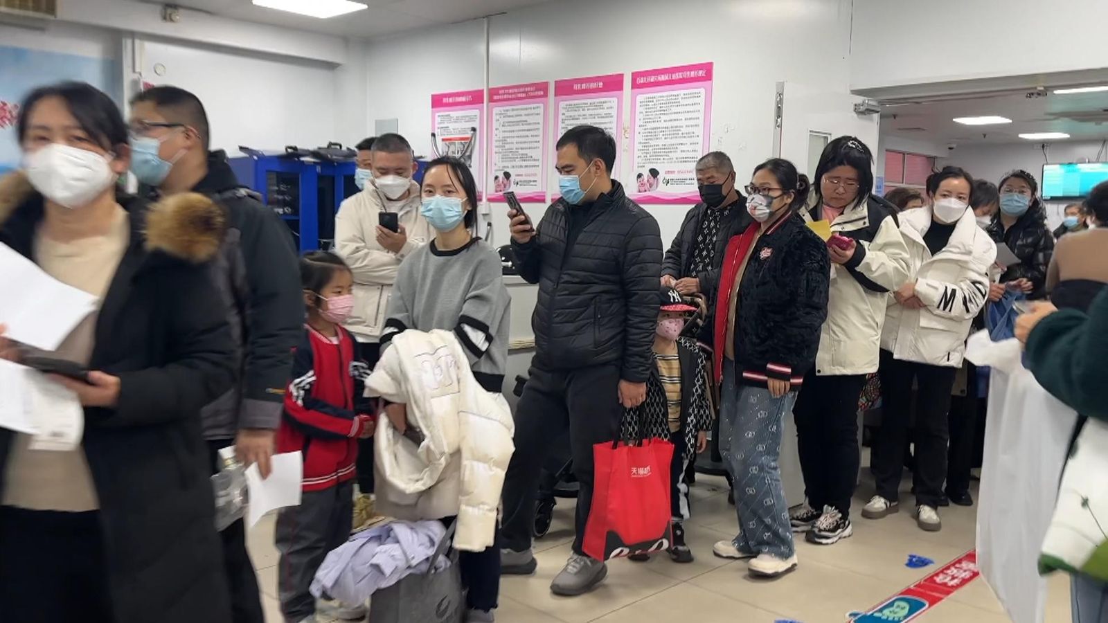 В една болница в Пекин фоайето е препълнено. Десетки семейства