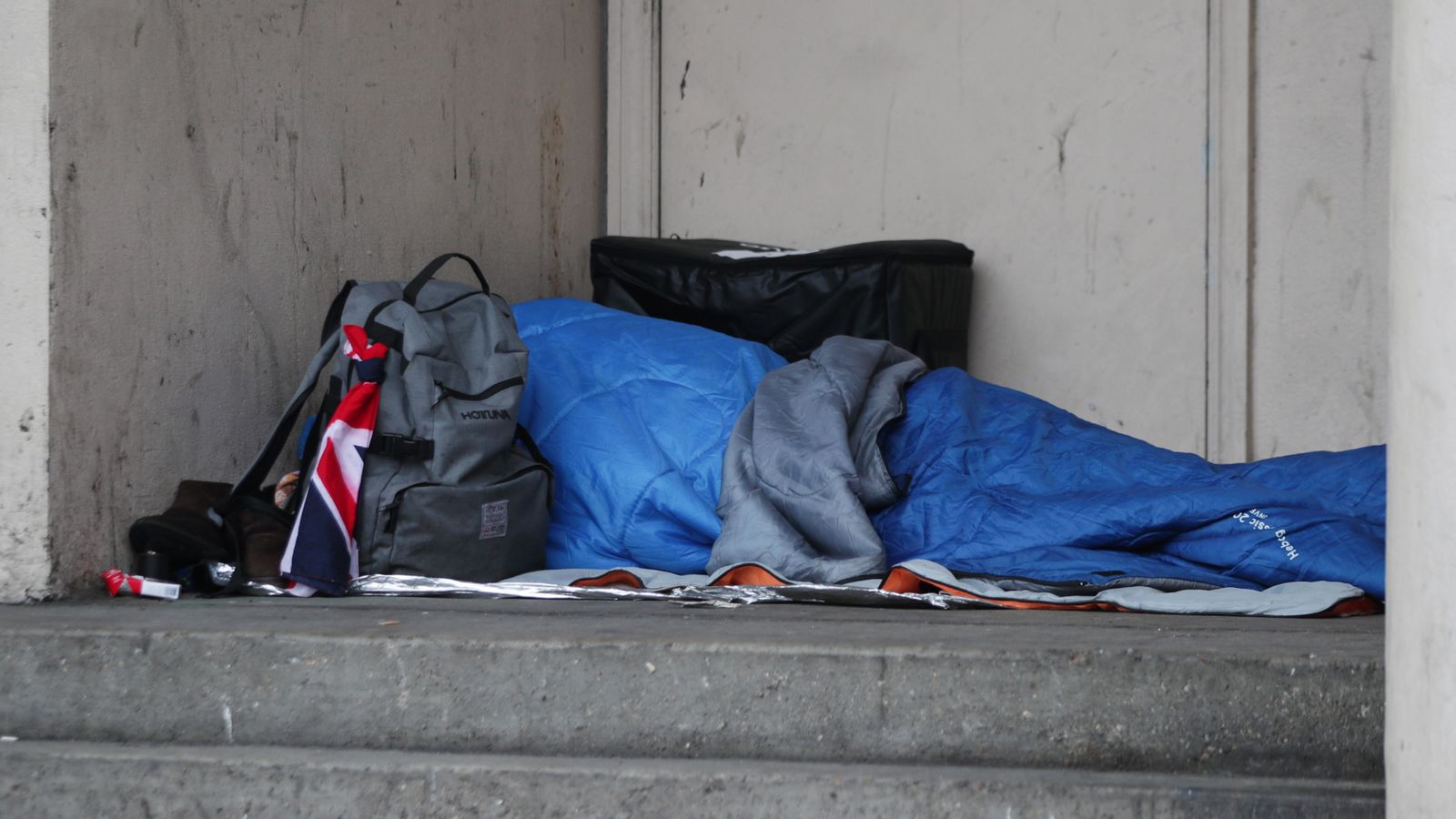 Повече от 300 000 души са останали бездомни в Англия за Коледа, твърди Shelter