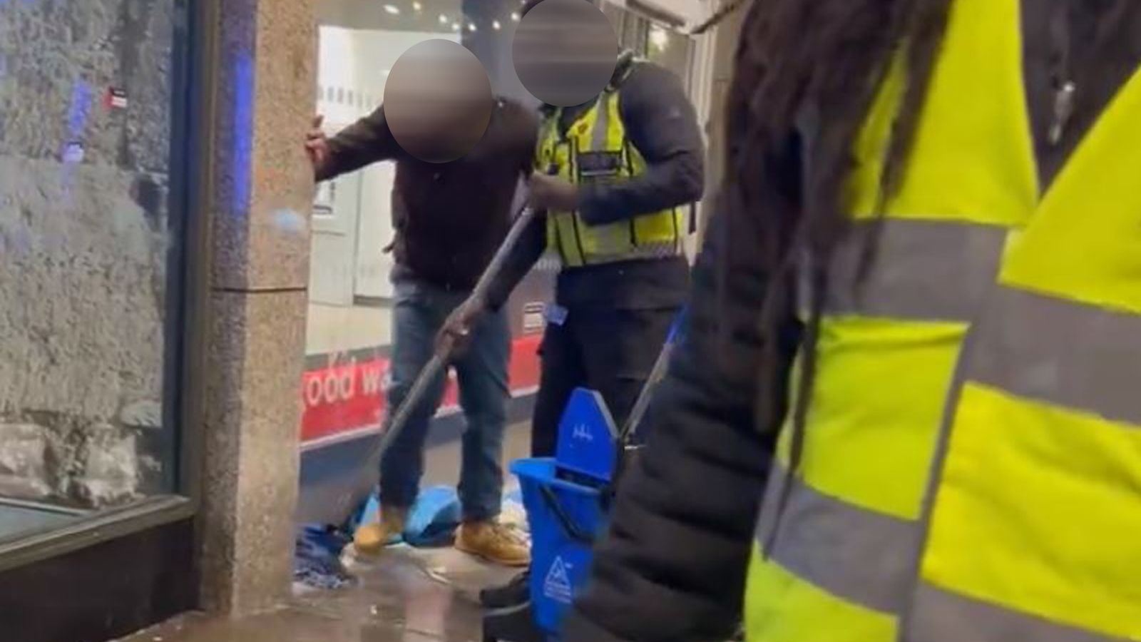 « Bang hors service » : colère alors que l’agent de sécurité nettoie le sol où est assis un sans-abri |  Nouvelles du Royaume-Uni
