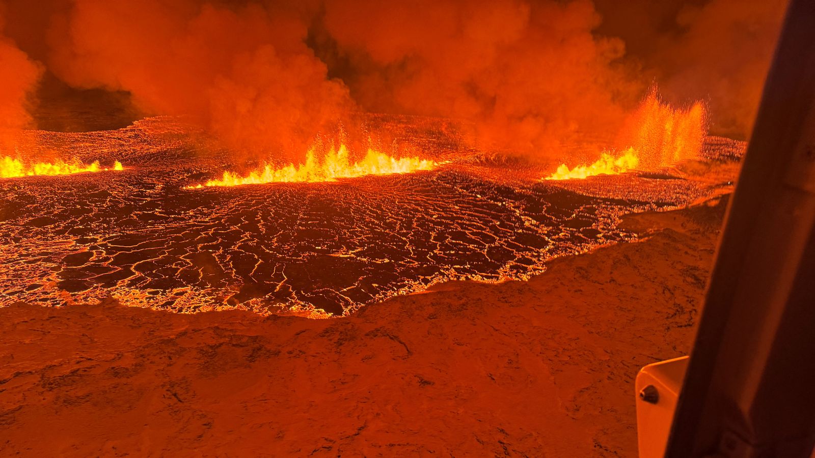 Исландски вулкан: Най-добрите изображения и видео от зрелищно изригване на полуостров Рейкянес