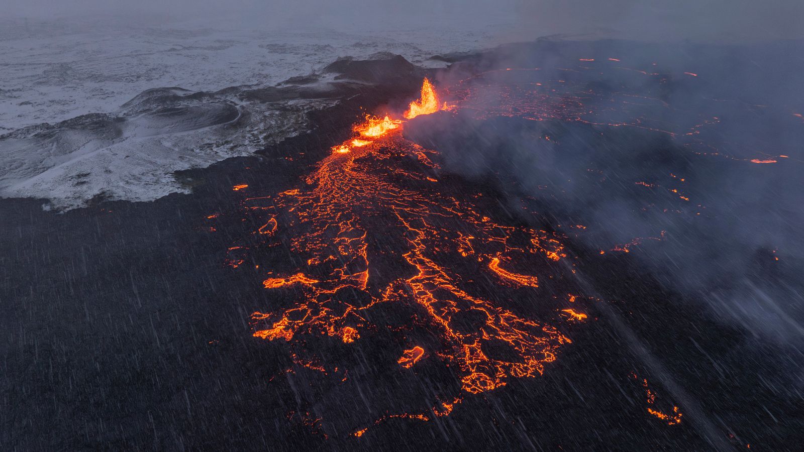 Вулкан в Исландия: Хората са предупредени да не се опитват да посетят мястото на изригване