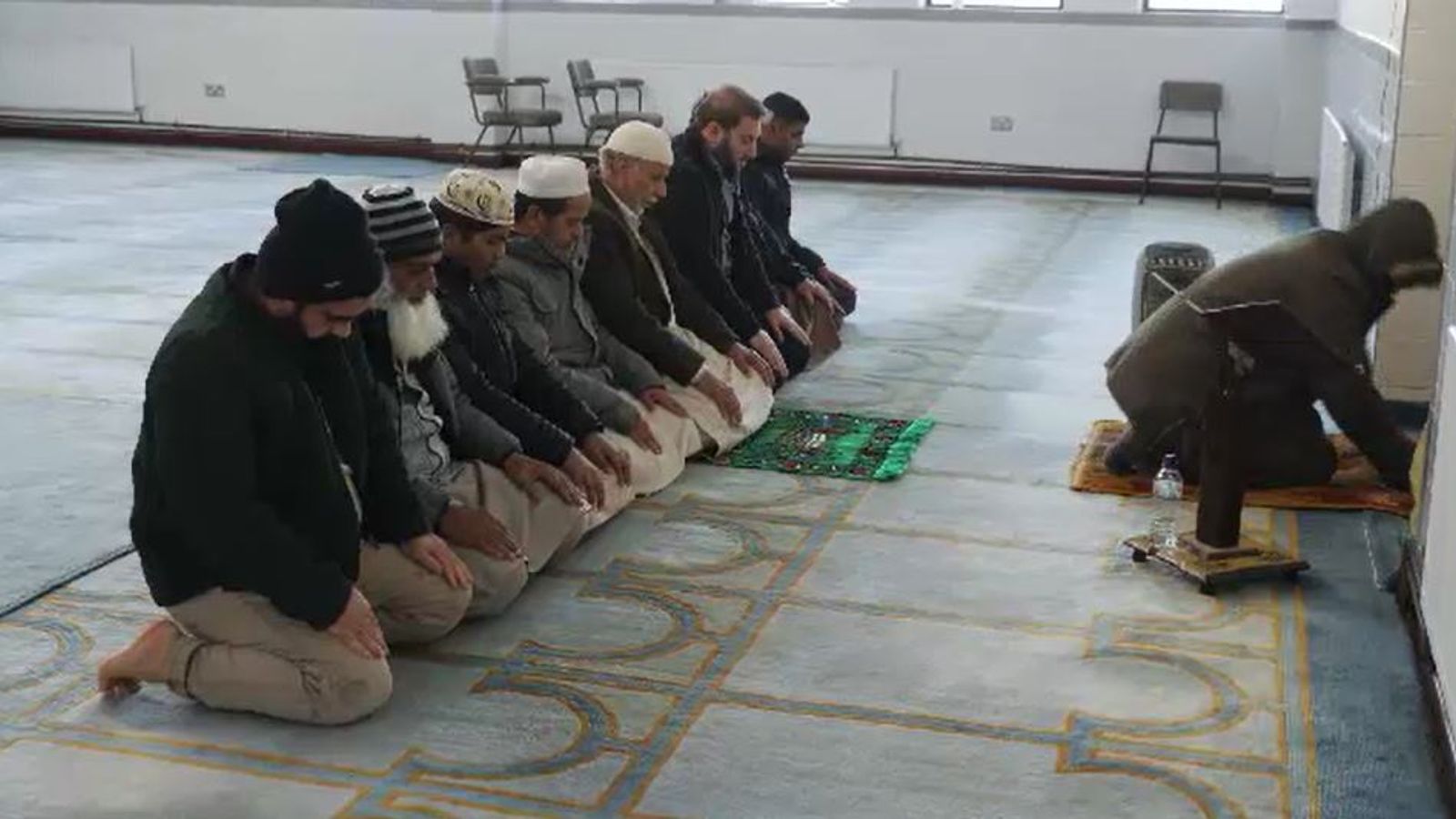 Всички те стоят в първата специално построена джамия в Ирландия