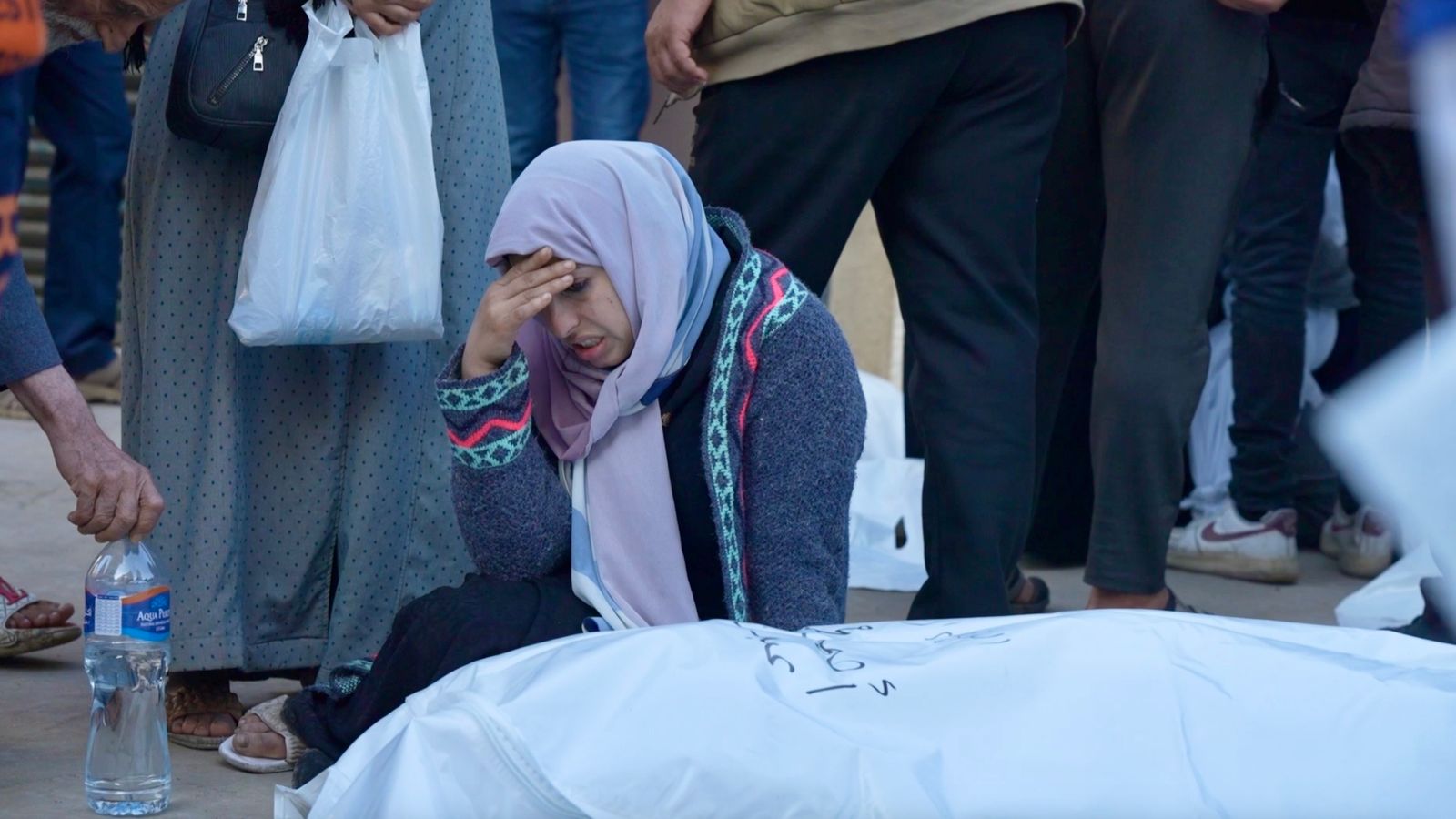 Изображение Жена която траур в Газа Изображение Семейства приютили се