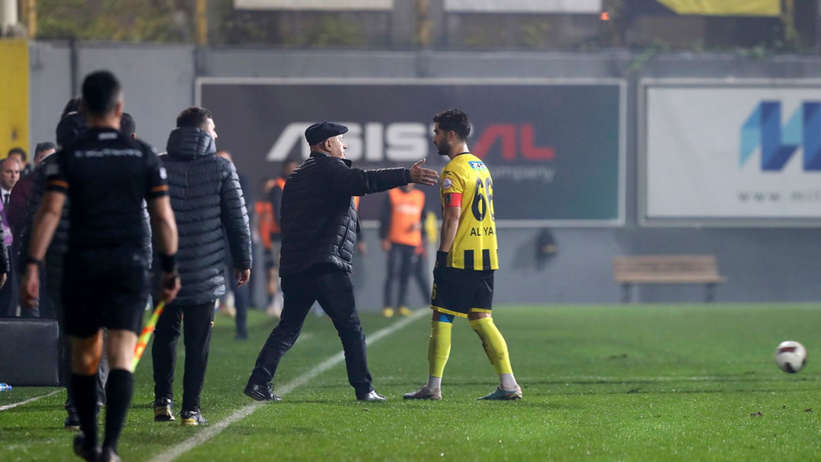 Turkish side Istanbulspor leaves pitch after not being awarded a penalty - eight days after referee was punched in the face