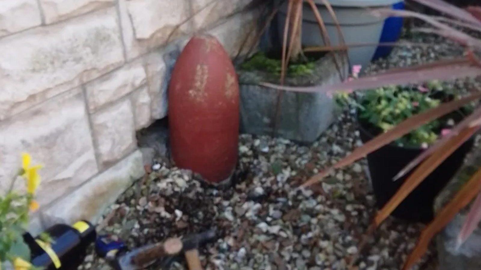 Пембрукшър: Неексплодирала бомба се взриви, след като прекара десетилетия като украшение за градината на двойката