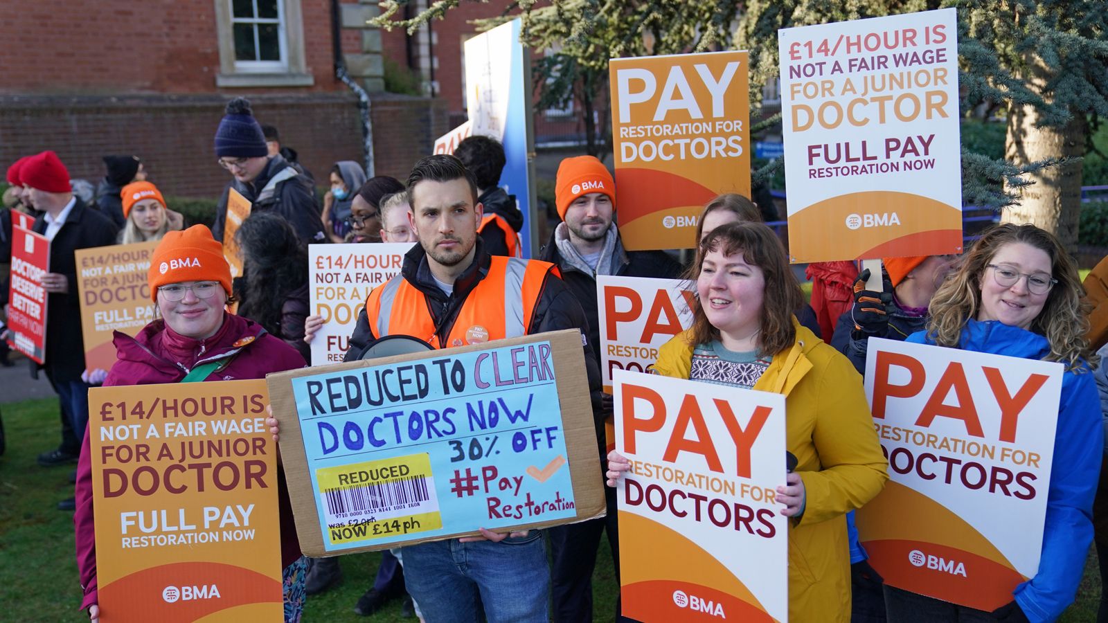 Младите лекари започват най-дългата си стачка в историята с цел „да спасят NHS“, казва шефът на БЛС