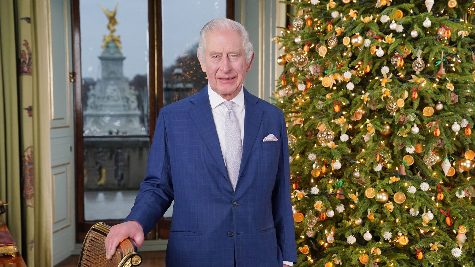 Przed przesłaniem bożonarodzeniowym opublikowano zdjęcie króla w pokoju obok balkonu Pałacu Buckingham  Wiadomości z Wielkiej Brytanii