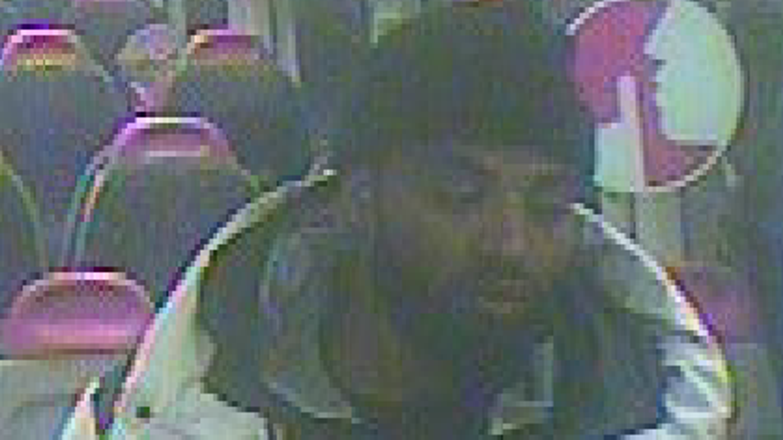 Полицията публикува изображение от камери за видеонаблюдение на мъж, с когото искат да говорят, след като момиче е изнасилено във влак