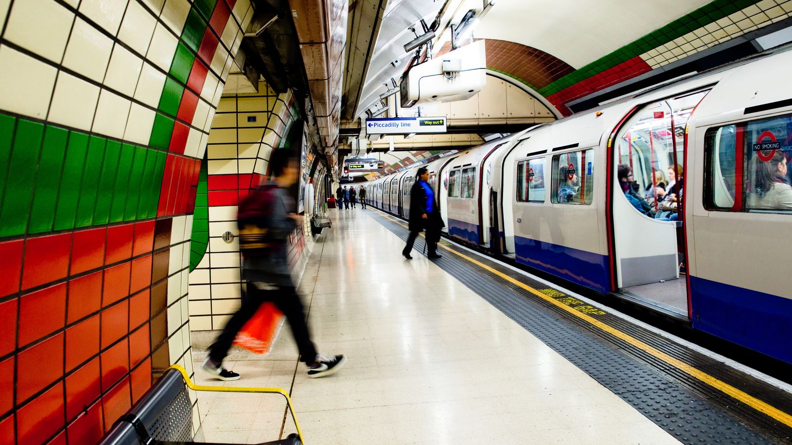 Мъж, изнасилил жена пред други пътници в лондонското метро, ​​вкаран в затвора