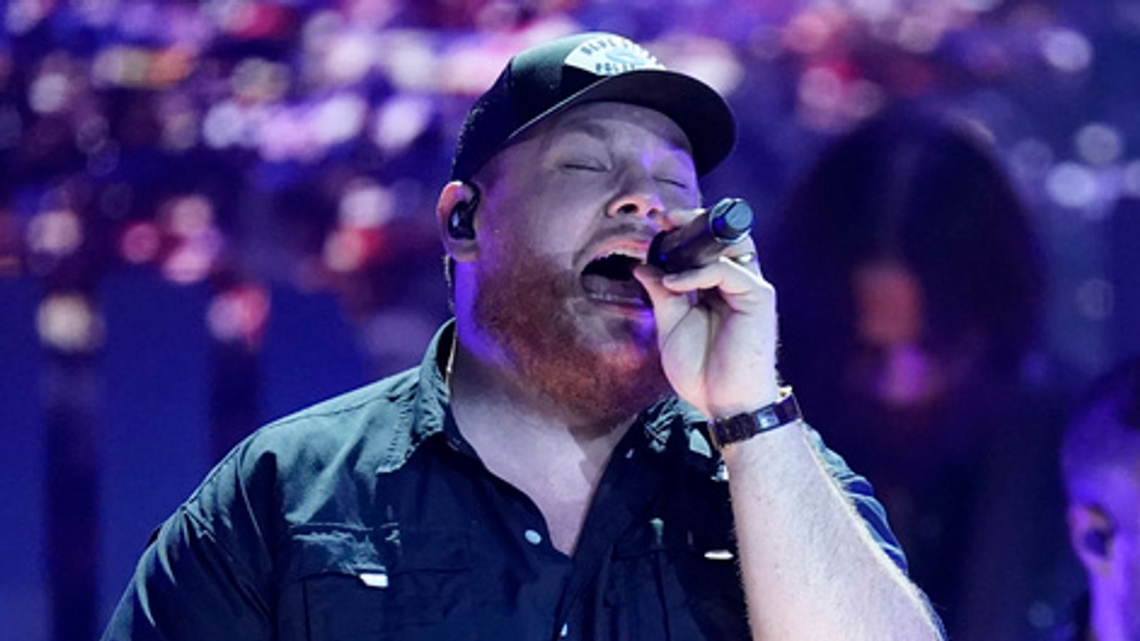 Country singer Luke Combs drops 0k lawsuit against fan who sold merchandise - and sends her money instead