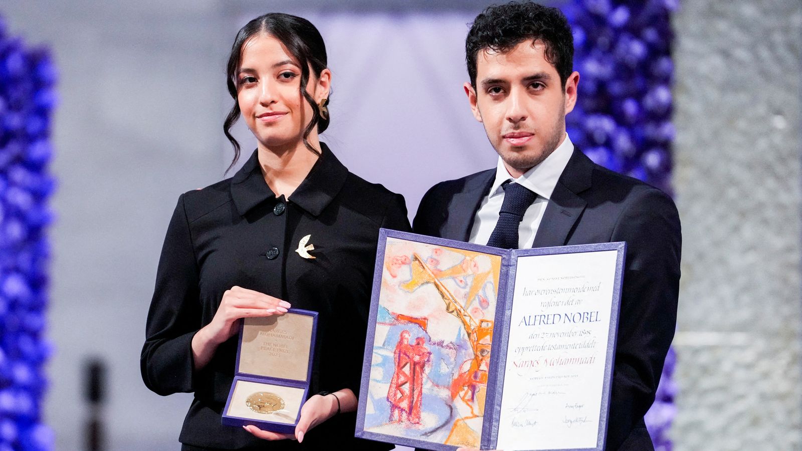 Тийнейджъри на затворена иранска активистка Наргес Мохамади приемат нейната Нобелова награда за мир