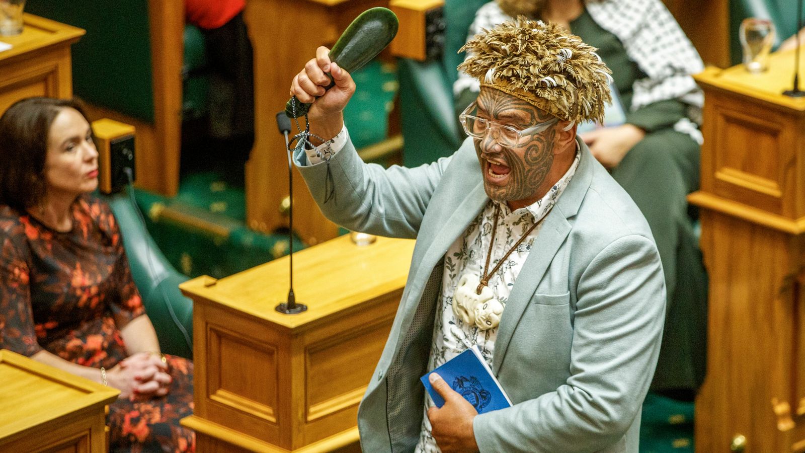Чарлз или кожен обрив? - Депутатите от маорски парламент в Нова Зеландия излизат от сценария, докато полагат клетва за вярност към краля