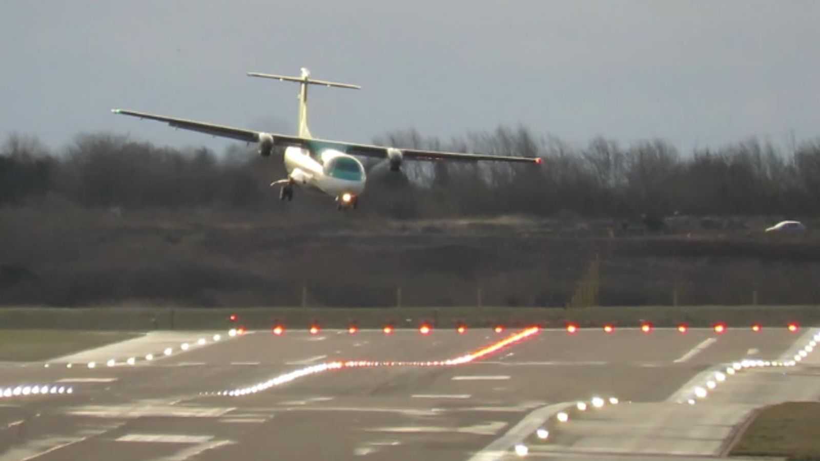 Storm Pia: Видео показва как самолет Aer Lingus се бори със страничния вятър от 50 мили в час при кацане в Бирмингам