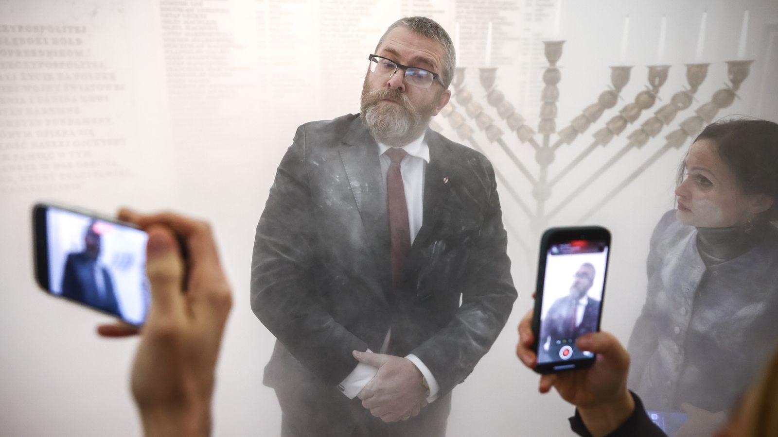 Rechtsextremer polnischer Politiker benutzt im Parlament einen Feuerlöscher gegen Chanukka-Kerzen |  Weltnachrichten