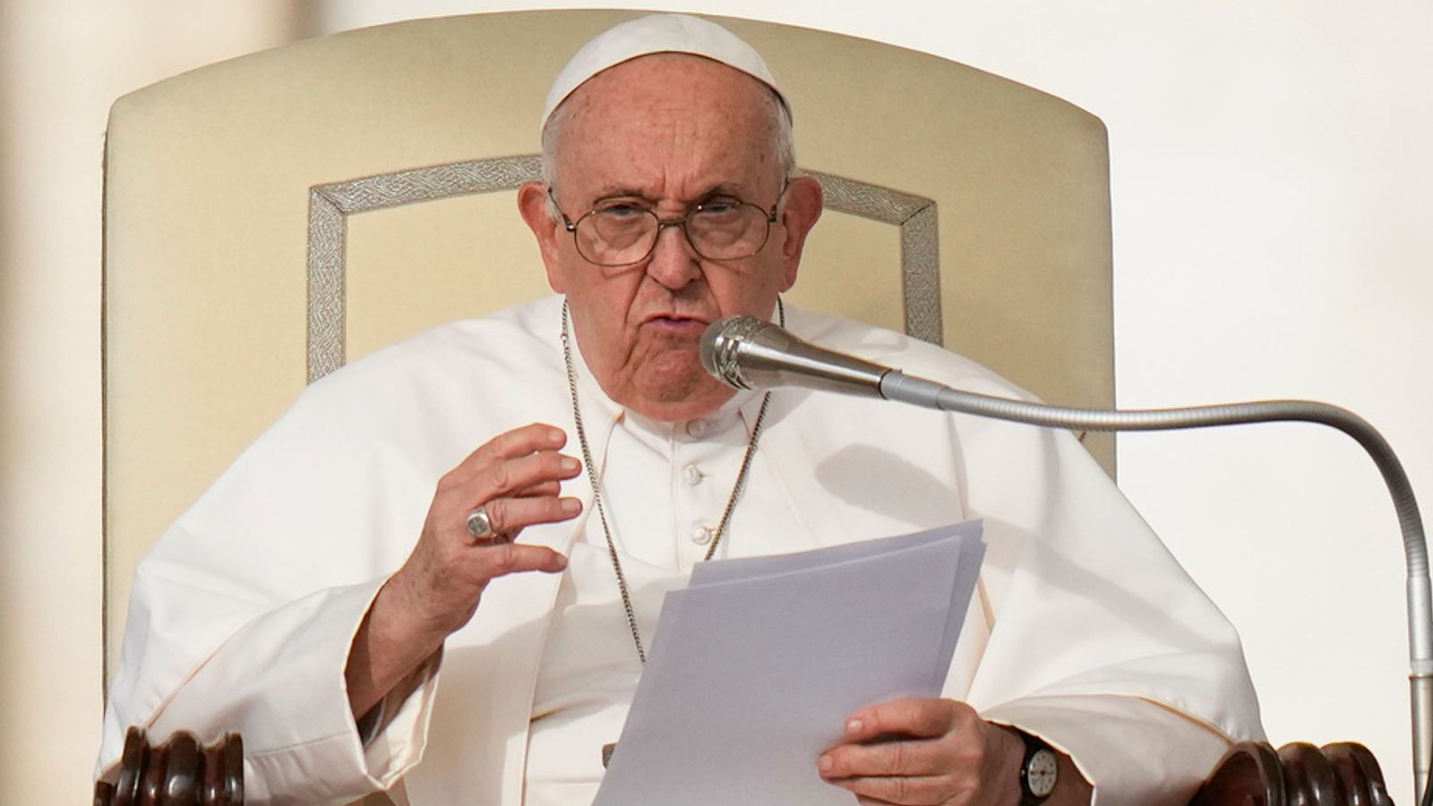 Папа Франциск официално одобрява разрешаването на свещениците да благославят еднополови двойки