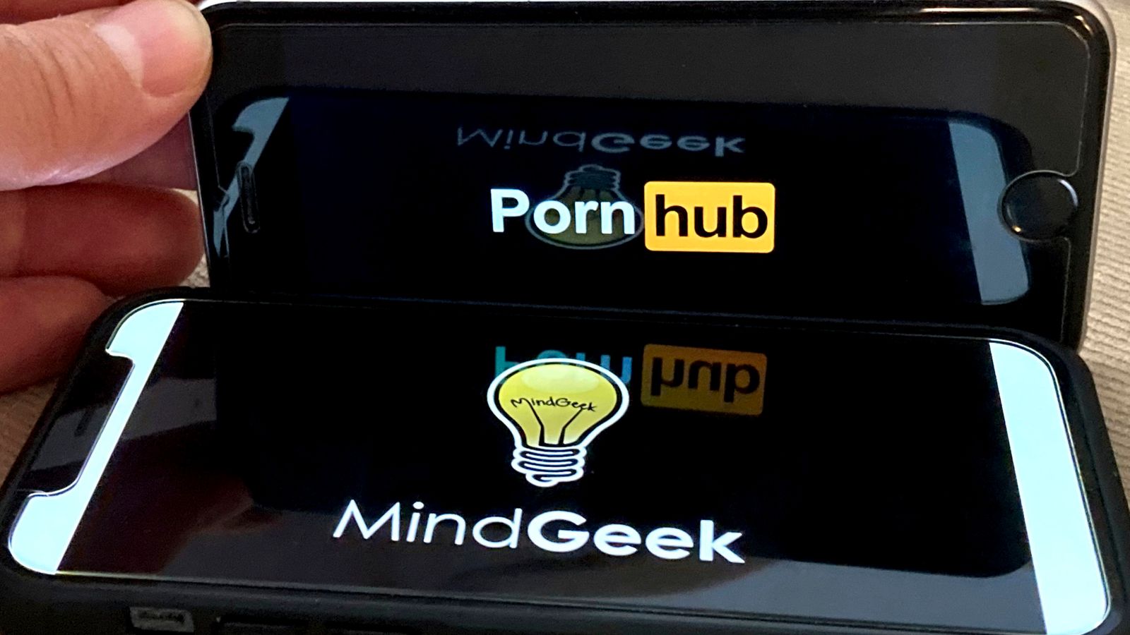 Собственикът на Pornhub, Aylo Holdings, е глобен за „съзнателно печелене“ от „сексуално трафикирани“ видеоклипове