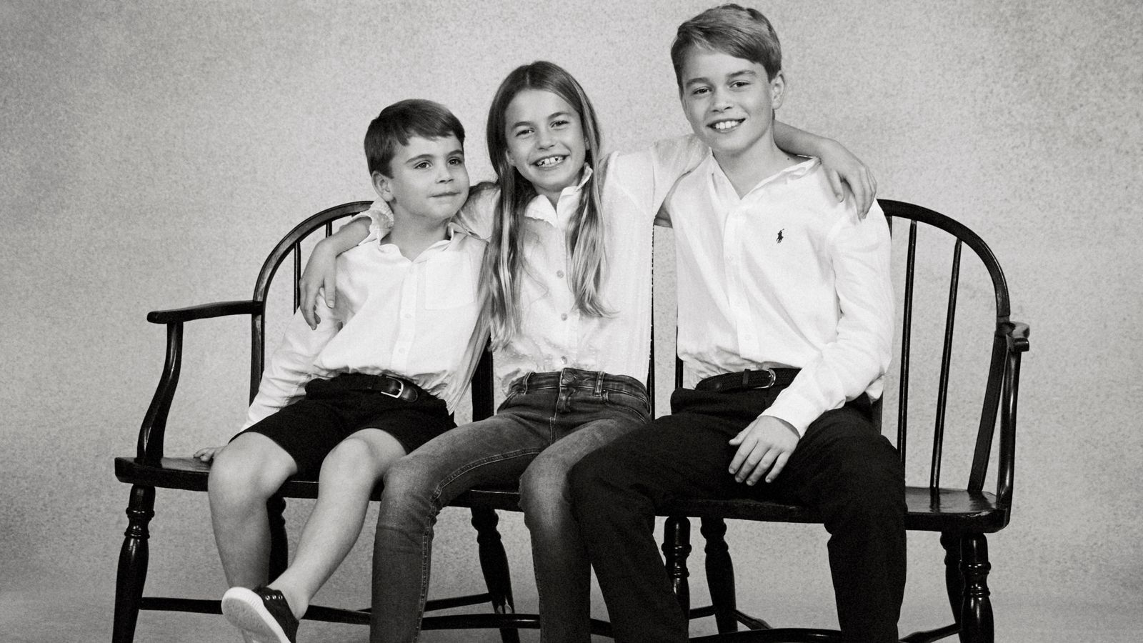 Уилям и Кейт публикуваха нова снимка на Джордж, Шарлот и Луис, докато кралските особи празнуват Коледа