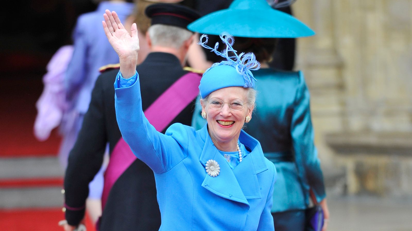 Queen Margrethe listens to public sing on eve of abdication