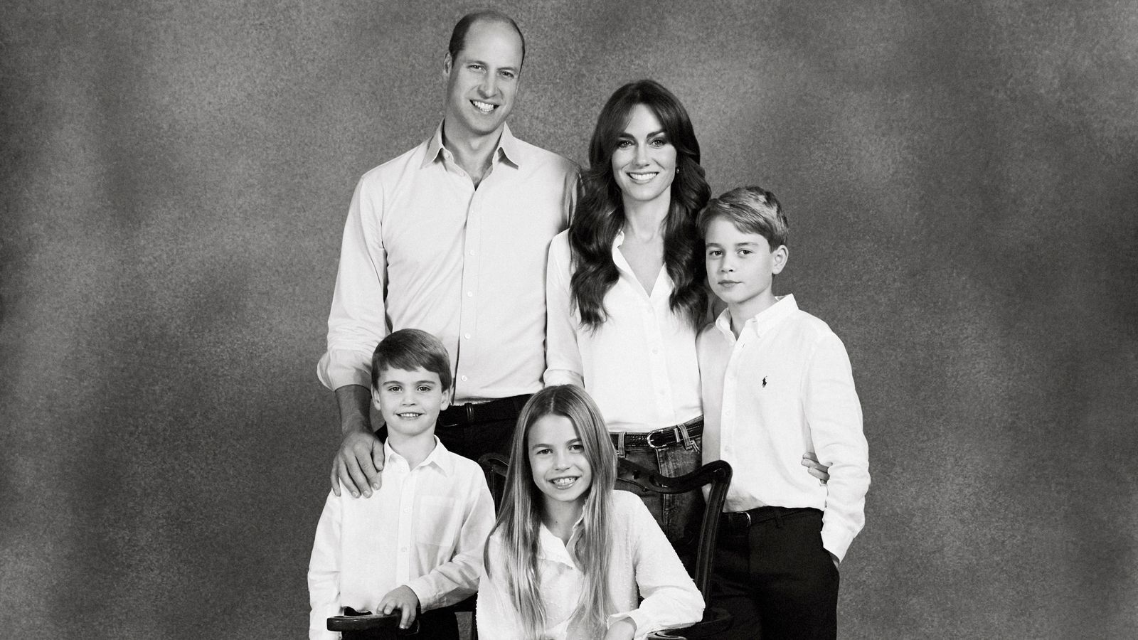 Уилям и Кейт публикуваха нова семейна снимка, избрана за коледната картичка на кралските особи
