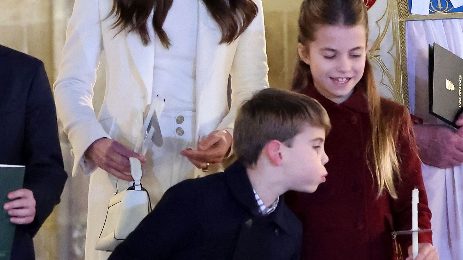 Нахалният принц Луис духа свещта на сестра си Шарлот на коледния концерт на Кейт