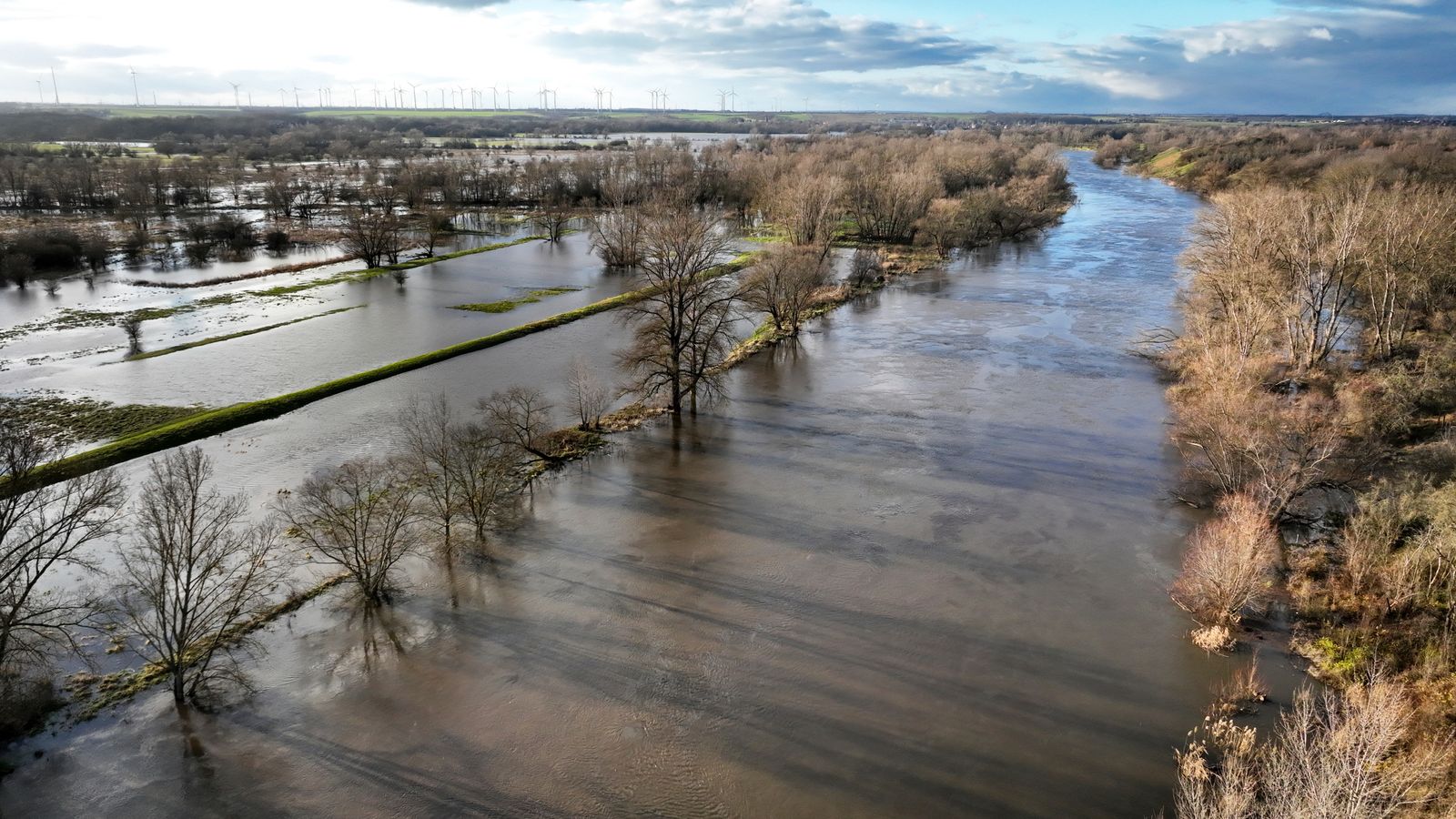 Градовете в Германия са евакуирани и дигите са подсилени, след като проливен дъжд предизвика наводнения