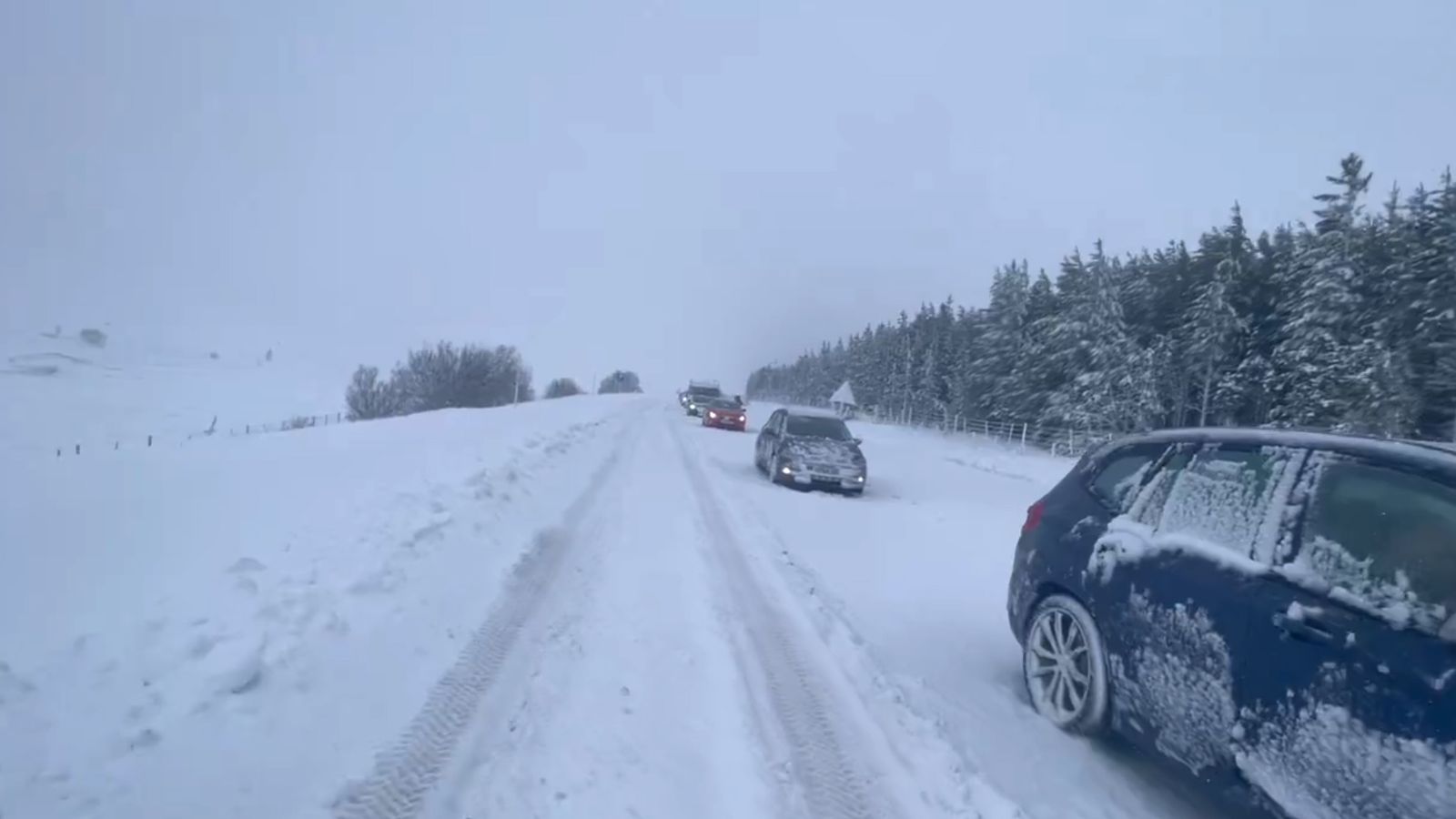 Бурята Герит остави шофьори блокирани в сняг при „голям инцидент“ в Шотландия, тъй като хиляди останаха без електричество