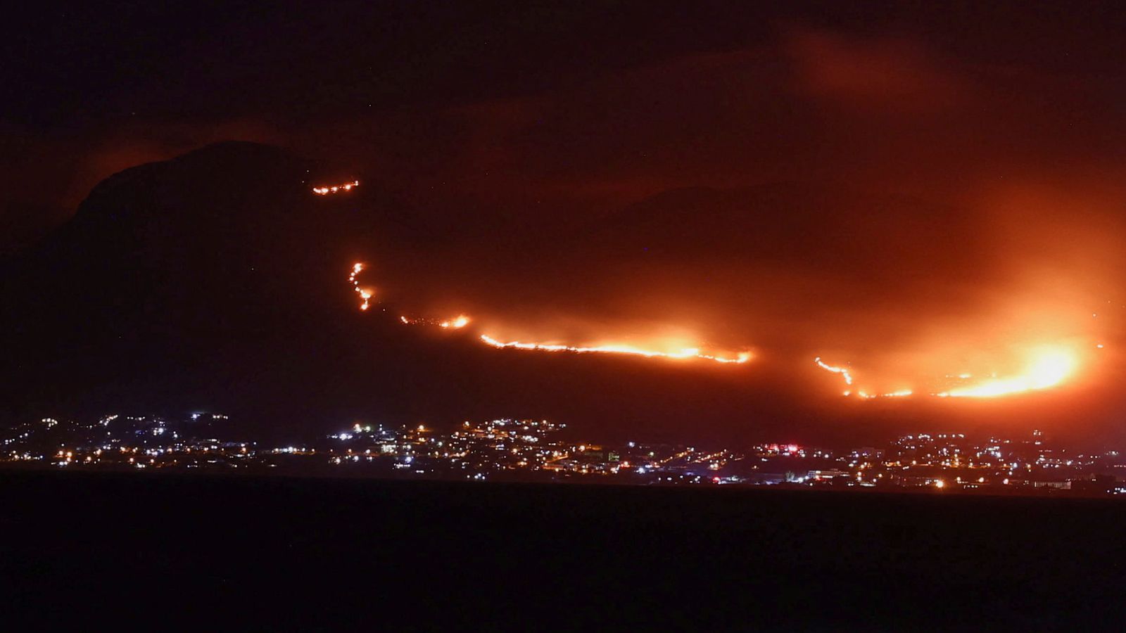 Кейптаун: Стотици пожарникари се борят с пожара в южноафриканския град