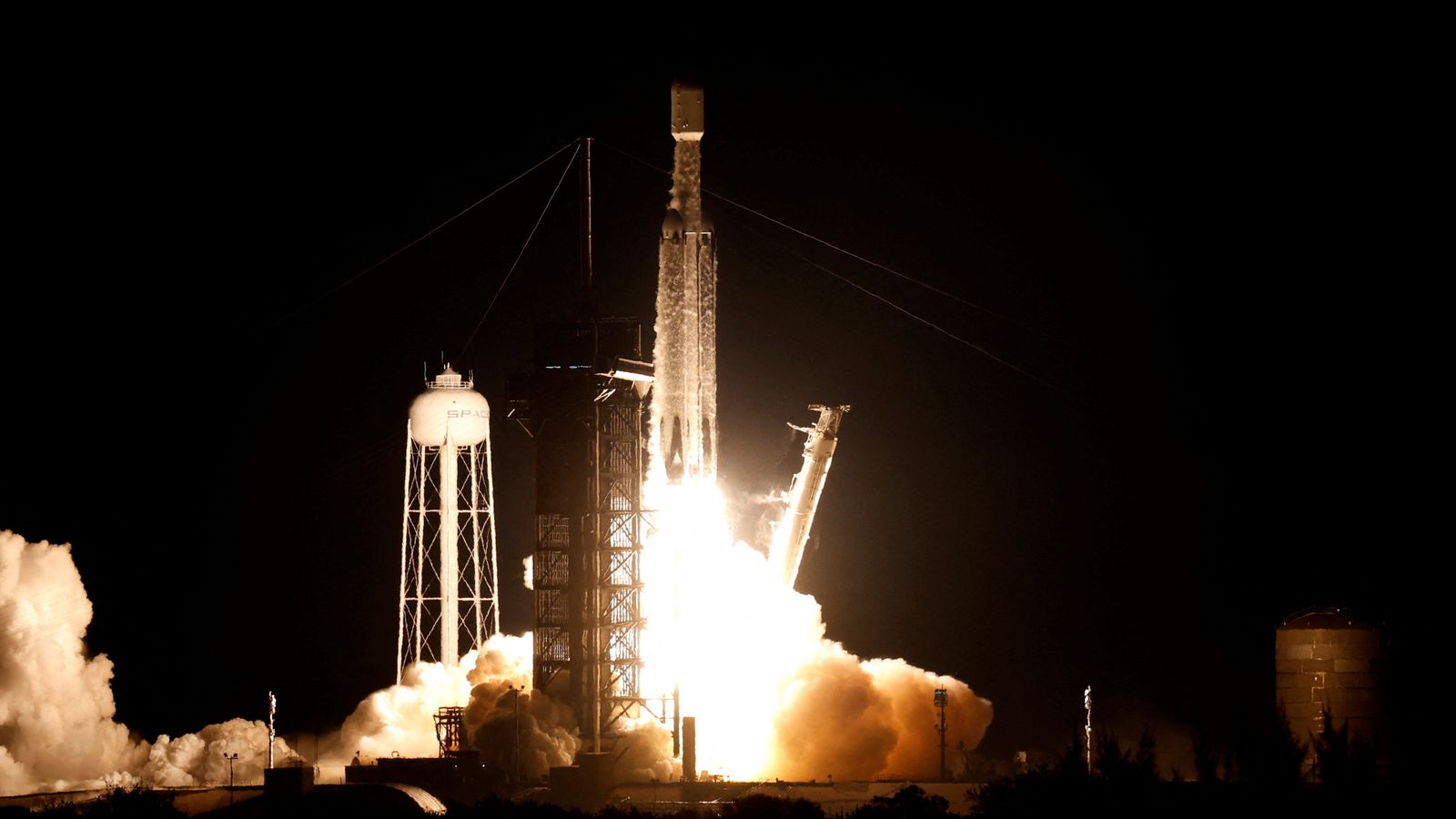 Изстрелване на SpaceX: Тайният космически самолет на САЩ се изстрелва с тежката ракета Falcon Heavy, която може да го отведе по-далеч от всякога