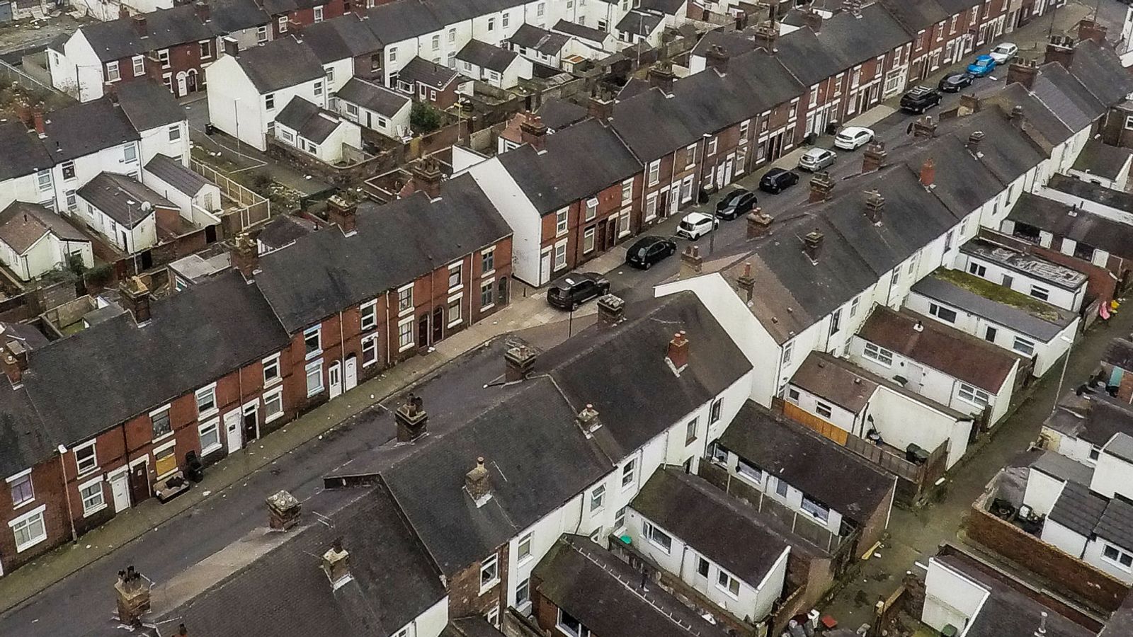Големи разлики в промените в цените на жилищата в Обединеното кралство на фона на националния спад