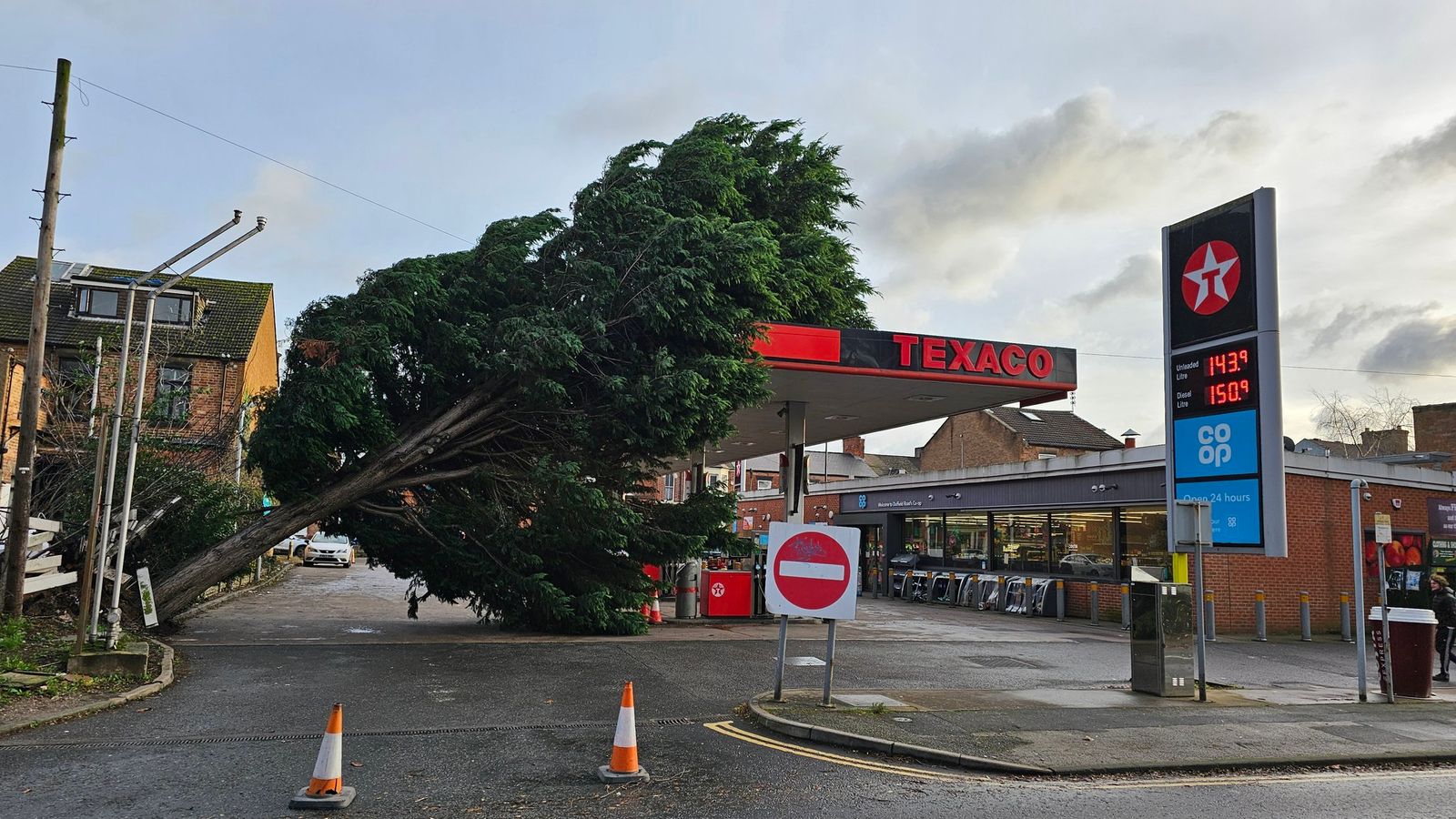 UK Weather: Storm Pia Warning Forces Schools To Shut And 'do Not Travel ...