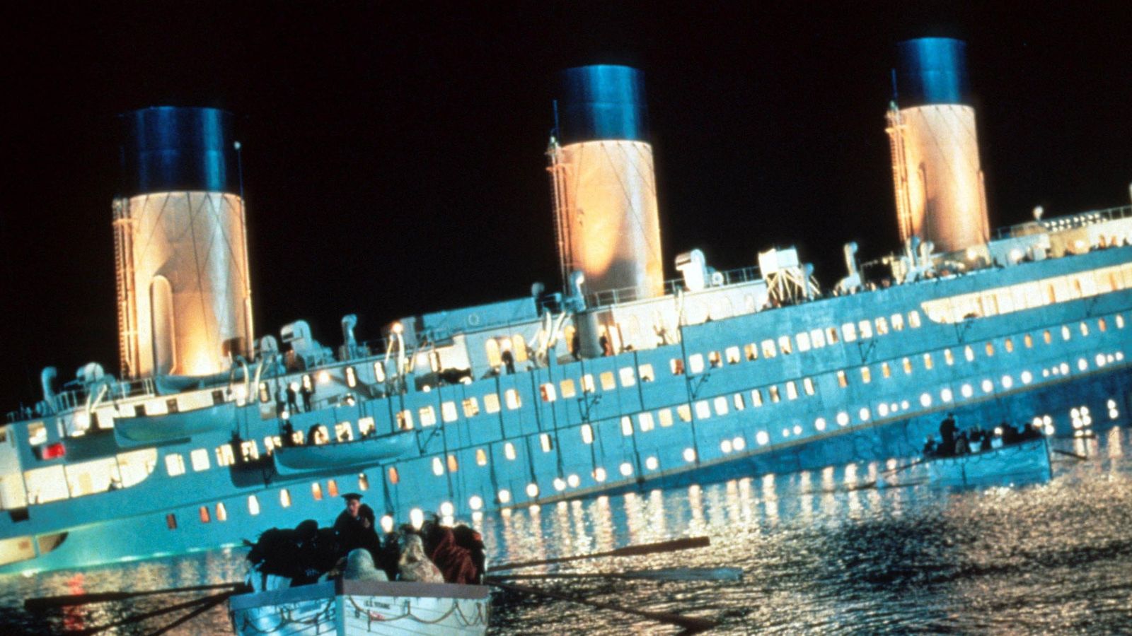 Джеймс Камерън: Режисьорът на Титаник участва само в кратки екстри, за да направи кораба да изглежда по-голям
