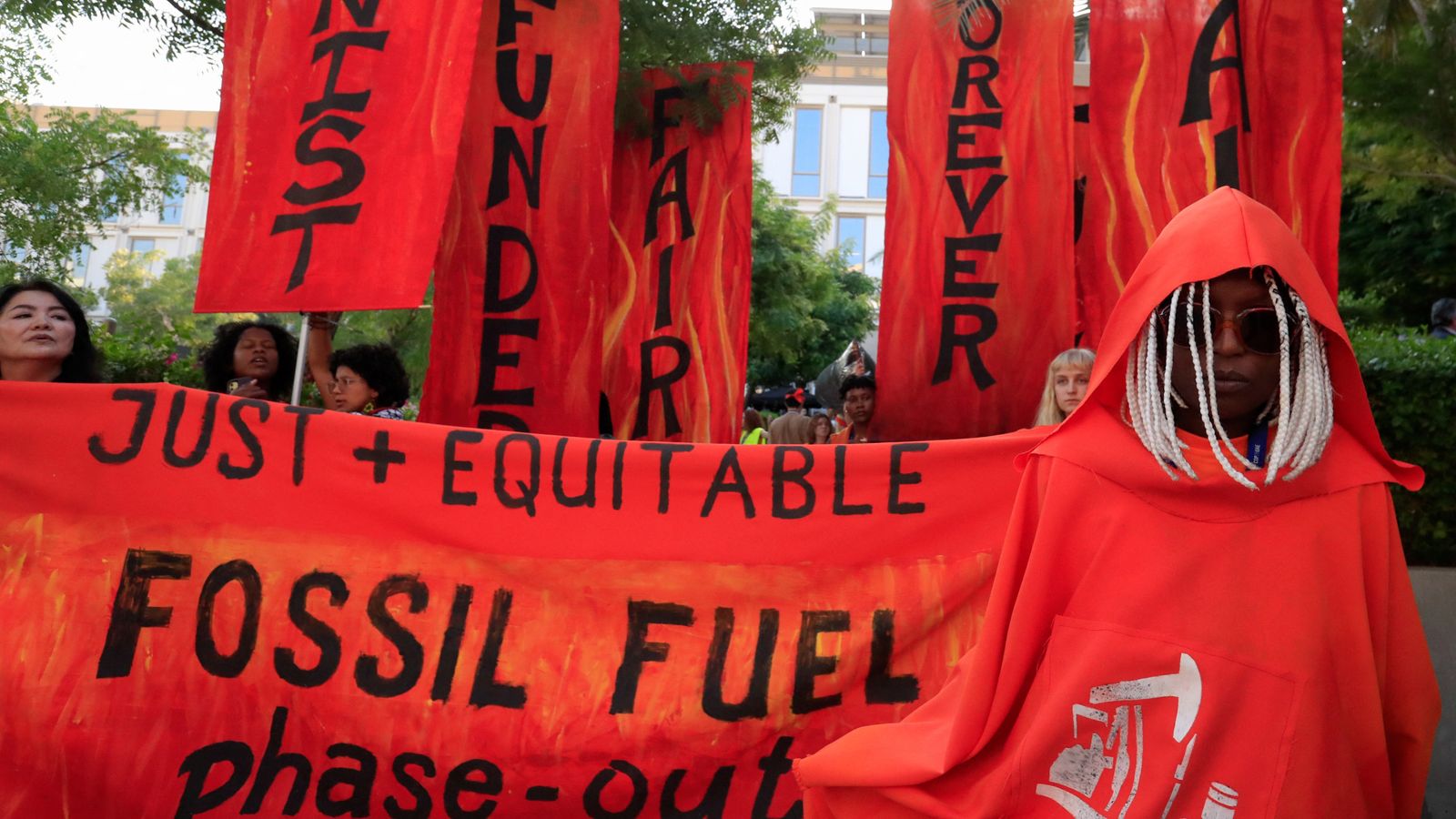 COP28: Петролните държави от ОПЕК „изпадат в паника“, тъй като споровете относно плана за прекратяване на ерата на изкопаемите горива се засилват