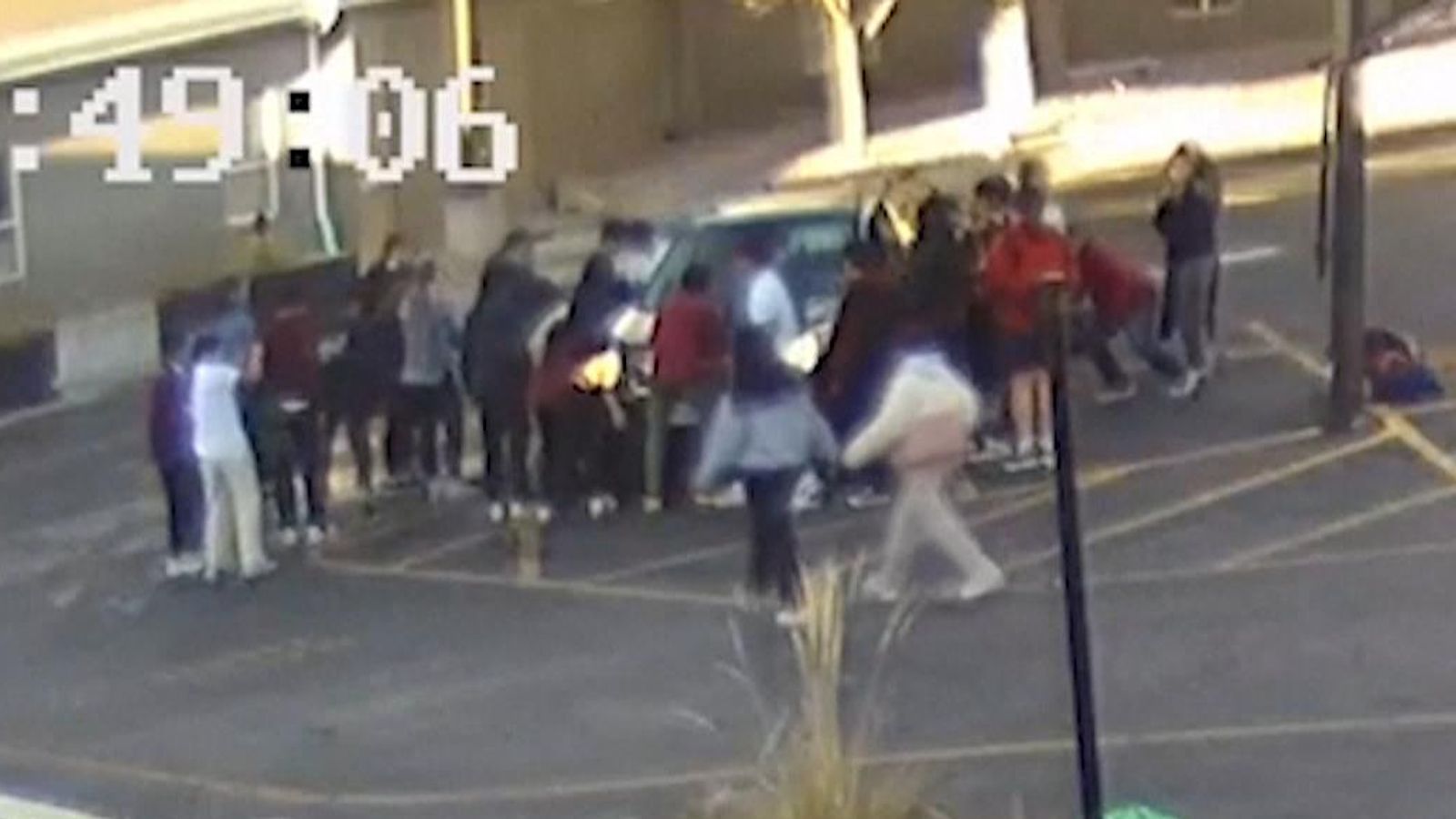 Студенти от Юта спасиха майка и малко дете, блокирани под кола - с видео, показващо драматично спасяване