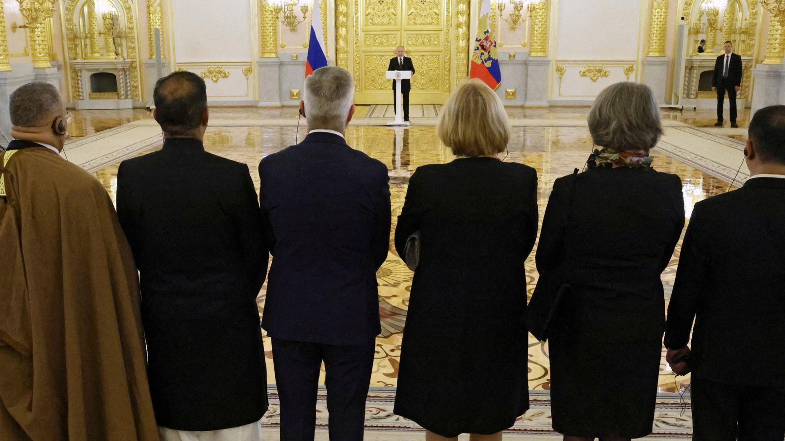 Владимир Путин стои на значително разстояние от чуждите посланици „по санитарни причини“