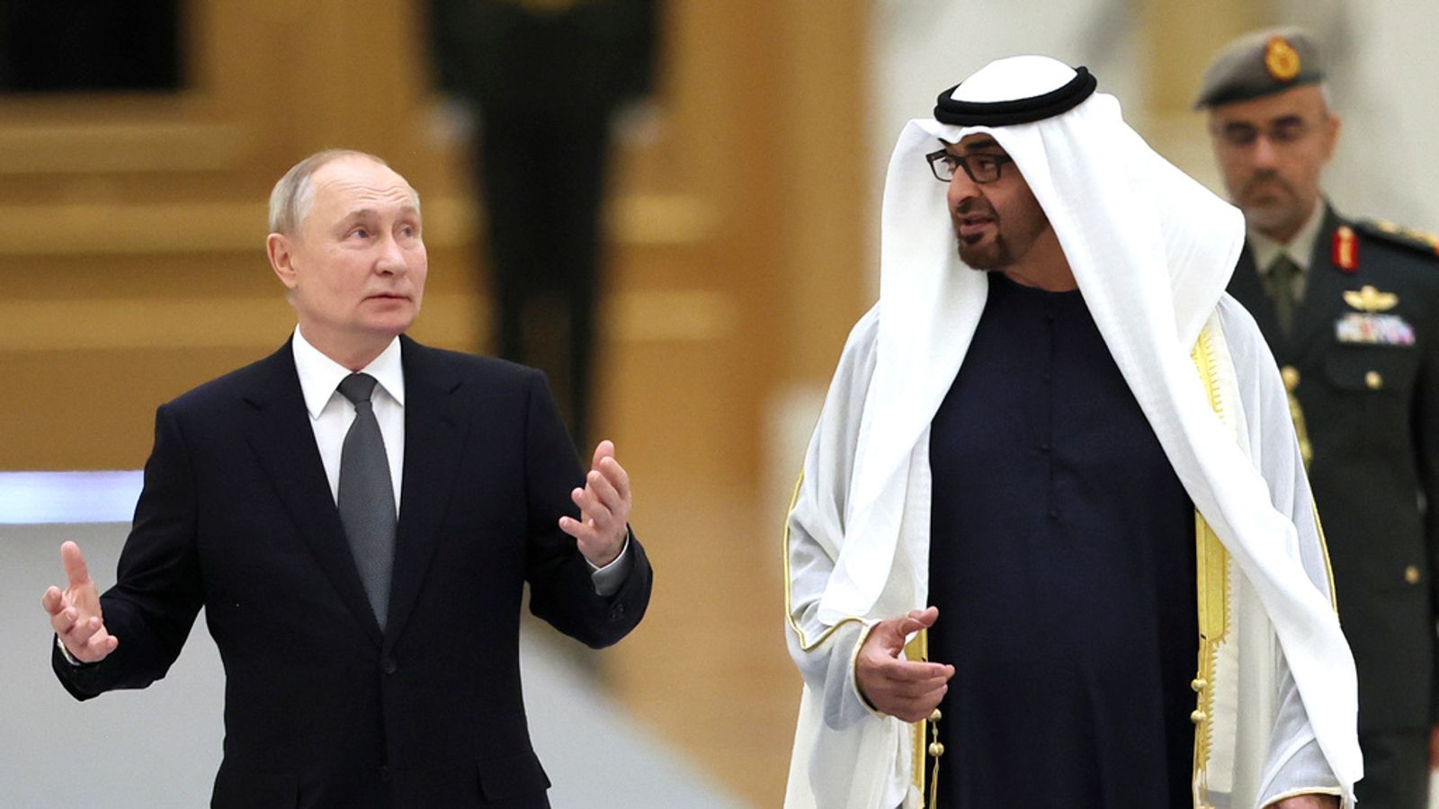 Владимир Путин беше посрещнат с джетове, коне, камили и знамена в ОАЕ по време на COP28 на рядко пътуване в чужбина