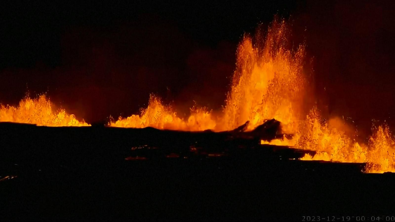 Исландски вулкан: Докато полуостров Рейкянес изригва след седмици активност, какво се случва под повърхността?