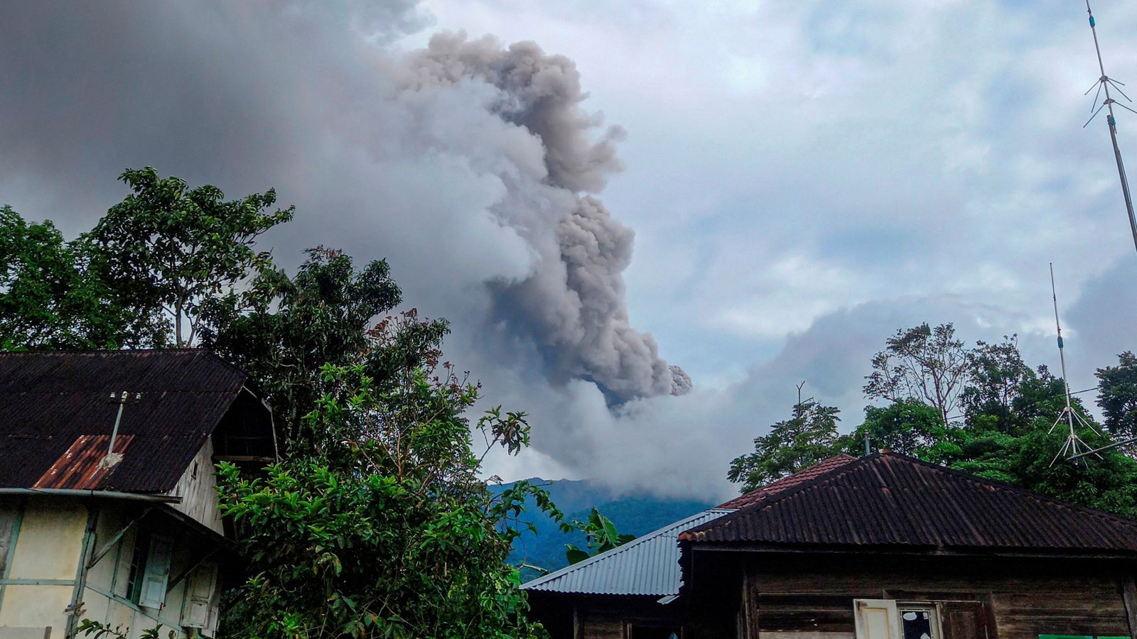 Изригването на вулкана Маунт Марапи в Индонезия остави най-малко 23 жертви, твърдят служители