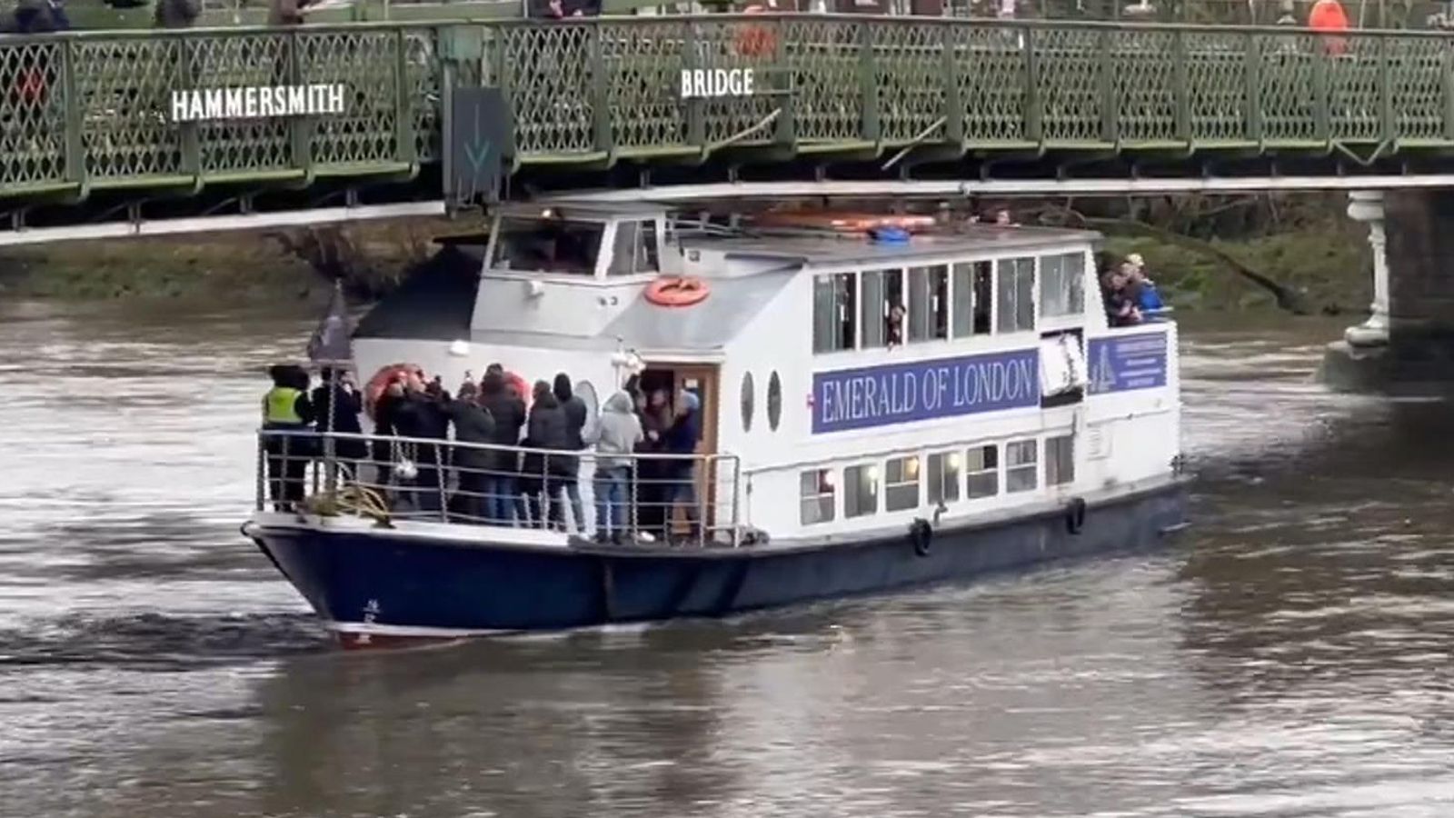 Парти лодка на феновете на Уест Хем се разбива в Хамърсмит Бридж