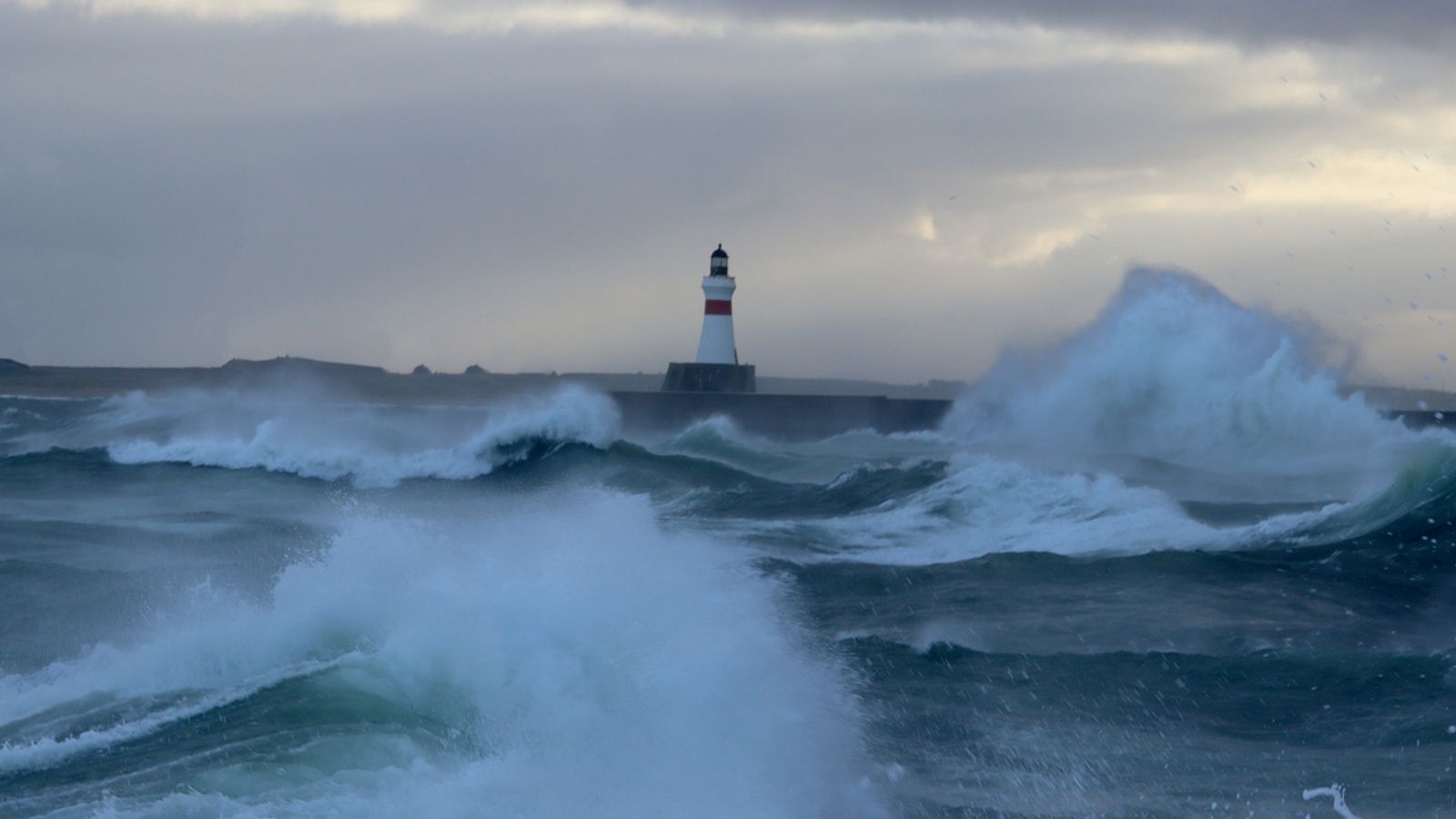 Буря Пиа: Предупреждение за коледен хаос при пътуване, тъй като ветровете със скорост от 80 мили в час ще ударят Обединеното кралство
