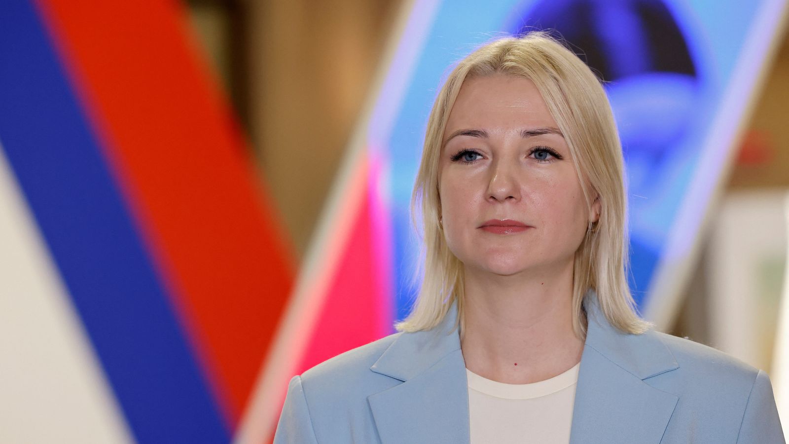 Русия забранява на антивоенния кандидат Екатерина Дунцова да се състезава с президента Владимир Путин