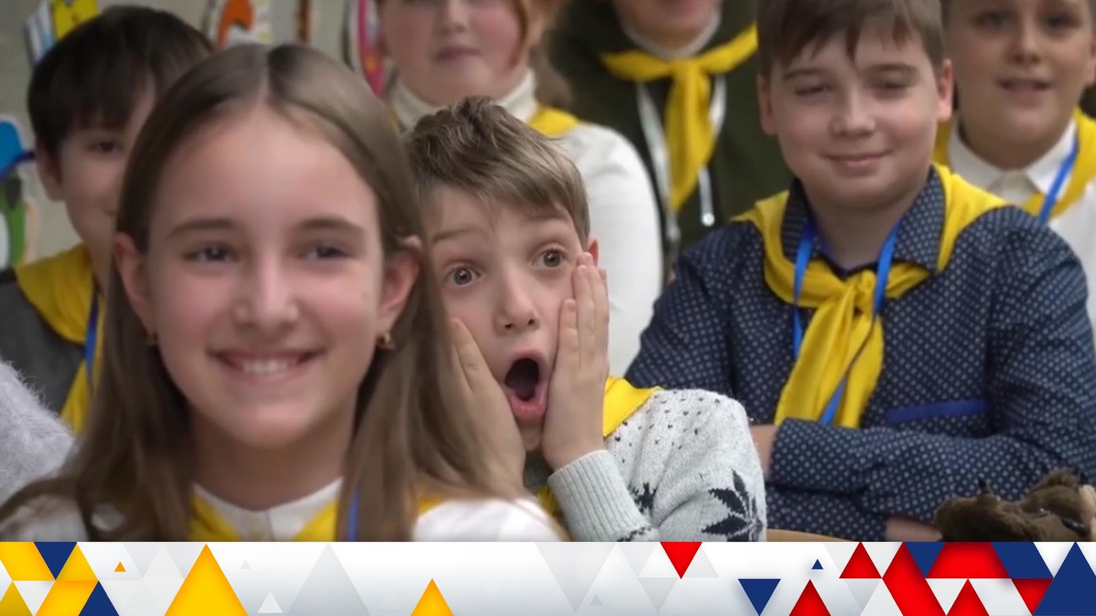 Украйна: Президентът Володимир Зеленски предизвиква отговор в стил Сам вкъщи от ученик по време на изненадващо посещение
