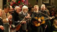 Irish singers Glen Hansard and Lisa O'Neill have taken to the stage to perform The Pogues' much-loved festive song Fairytale of New York.