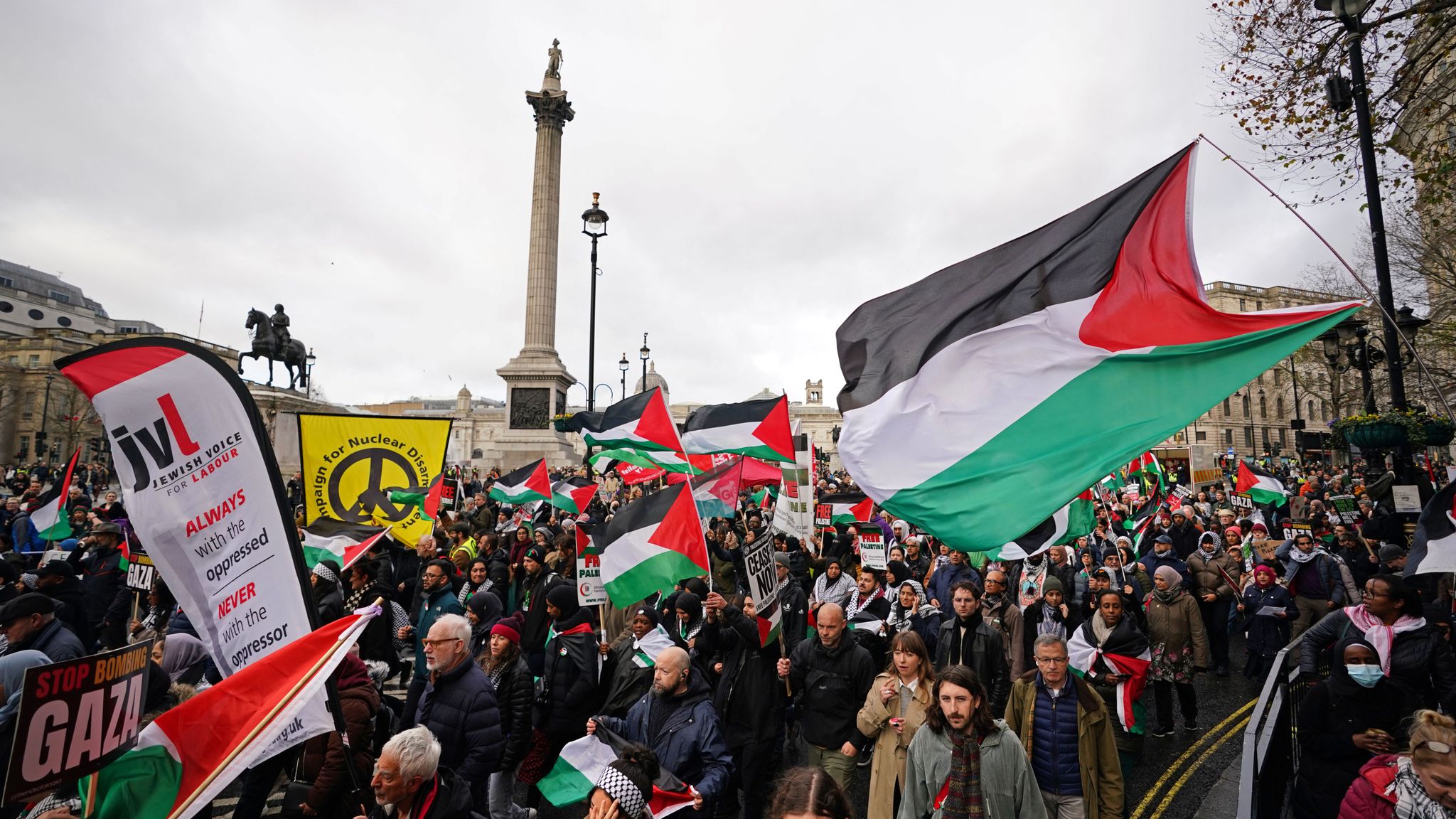 Tens of thousands of pro-Palestinian protesters march through London in ...